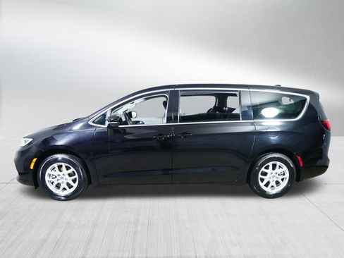 Used 2024 Chrysler Pacifica Touring-L image 4