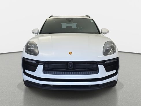 Used 2023 Porsche Macan Turbo image 2
