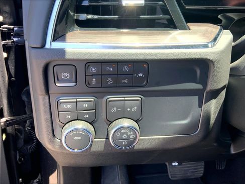 Used 2025 Chevrolet Suburban Z71 AWD/4WD image 33