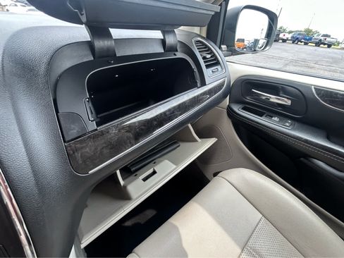 Used 2016 Chrysler Town & Country Touring-L FWD image 49