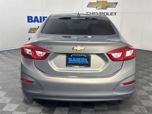 Used 2017 Chevrolet Cruze LT FWD image 4
