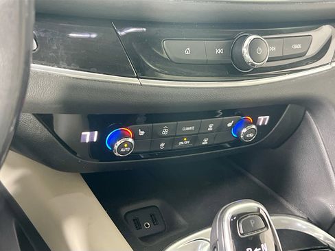 Used 2019 Buick Enclave Essence image 16