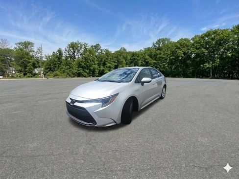 Used 2025 Toyota Corolla LE w/ LE Premium Package FWD image 3
