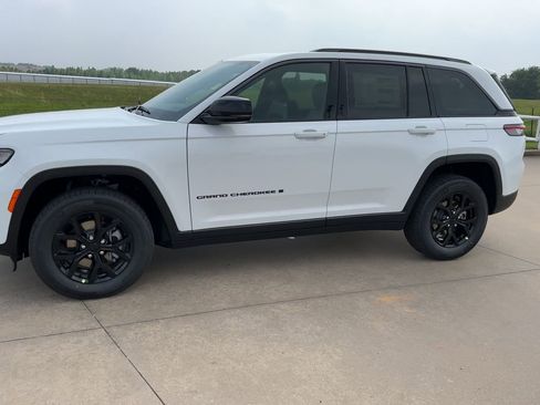 New 2026 Jeep Grand Cherokee Altitude AWD/4WD image 5