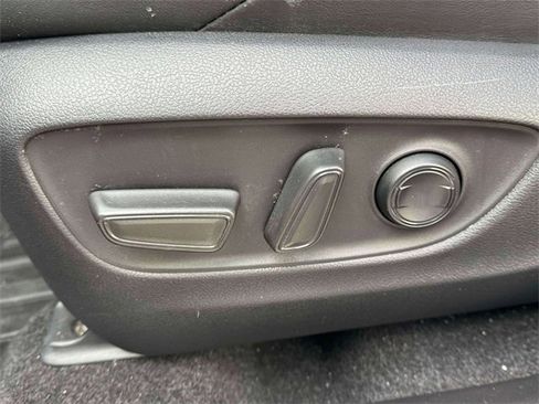 Used 2022 Toyota Venza XLE image 19