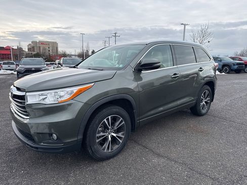 Used 2016 Toyota Highlander XLE image 2
