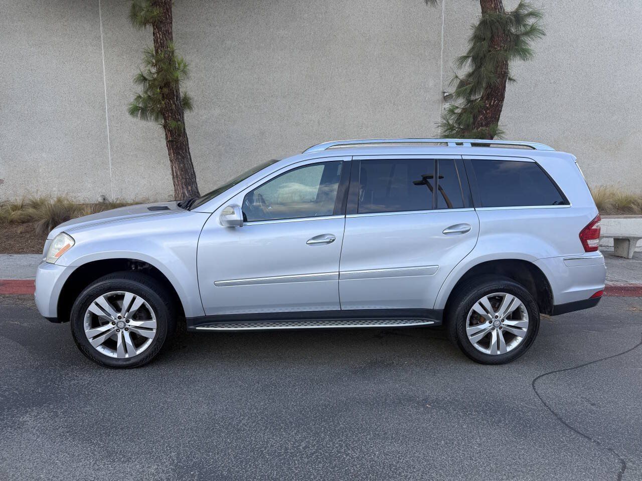 Used 2010 Mercedes-Benz GL 450 4MATIC image 4