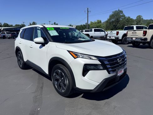 Used 2025 Nissan Rogue SV AWD/4WD image 4