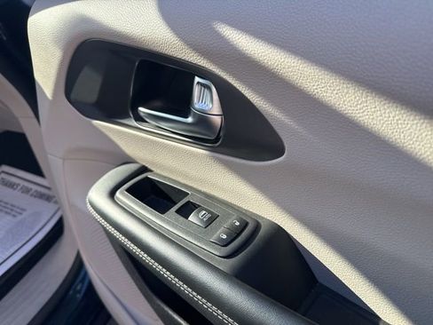 Used 2023 Chrysler Pacifica Touring-L FWD image 18