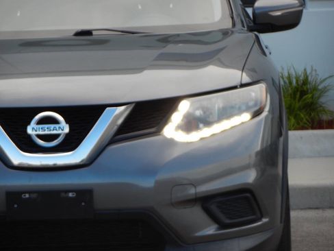 Used 2015 Nissan Rogue SV image 8