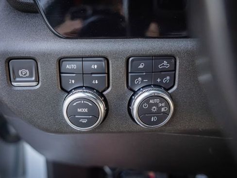 Used 2024 GMC Sierra 3500 SLT w/ SLT Convenience Package AWD/4WD image 23