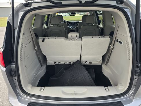Used 2020 Chrysler Pacifica Limited w/ Advanced Safetytec Group FWD image 26