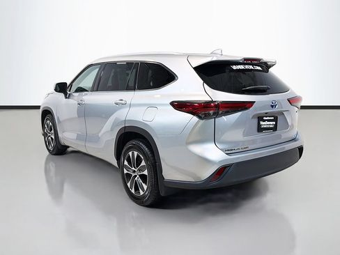 Used 2022 Toyota Highlander XLE AWD/4WD image 7