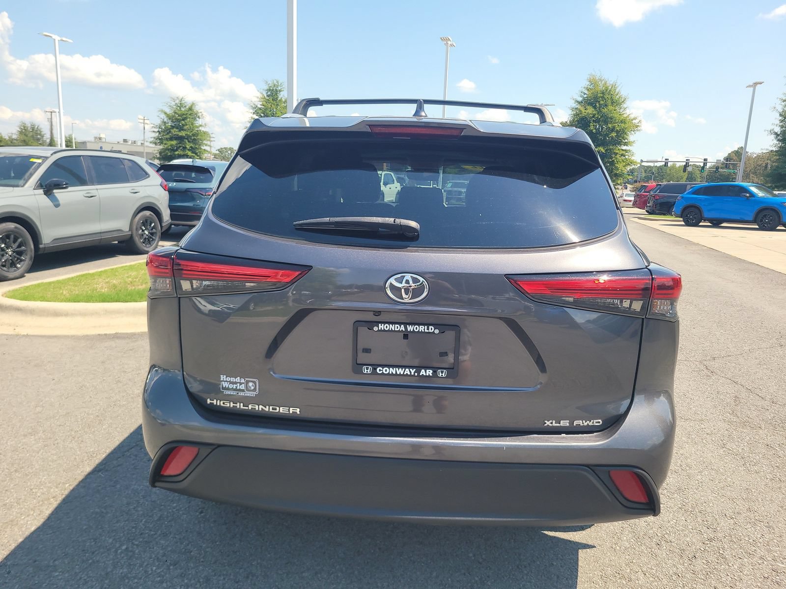 Used 2022 Toyota Highlander XLE AWD/4WD image 4