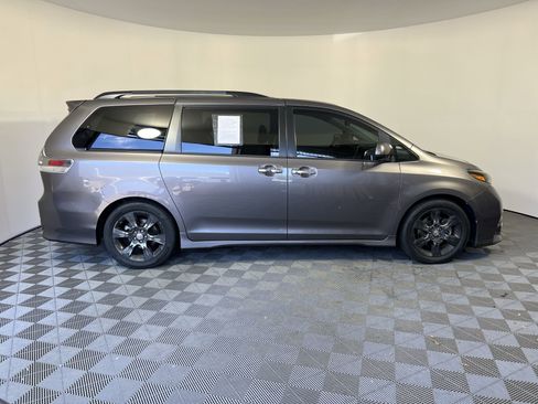 Used 2015 Toyota Sienna SE FWD image 2