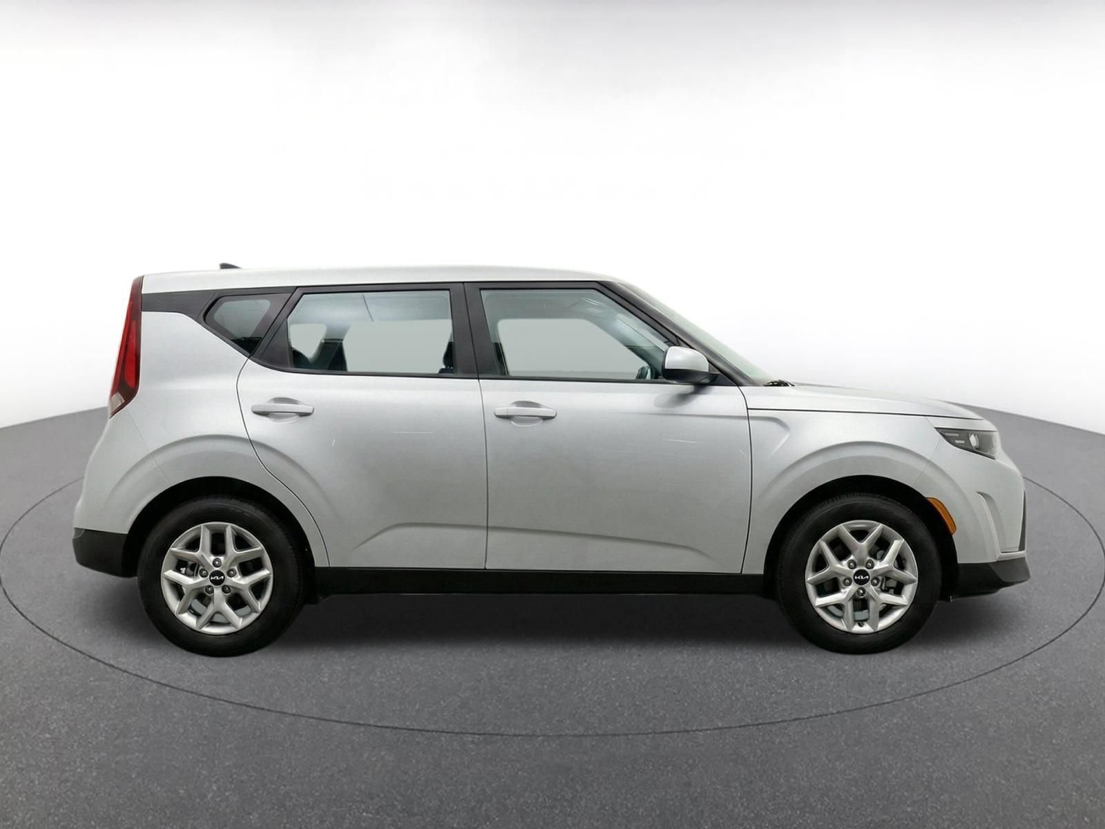 Used 2025 Kia Soul LX w/ LX Technology Package FWD image 8