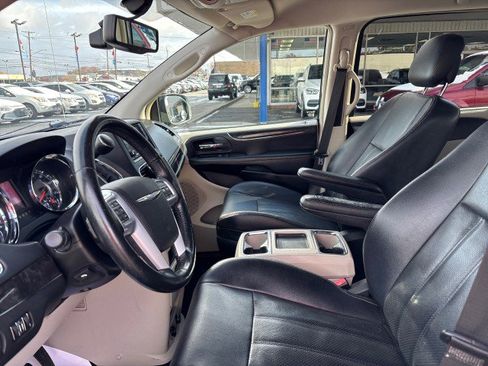 Used 2014 Chrysler Town & Country Touring-L w/ Driver Convenience Group image 10