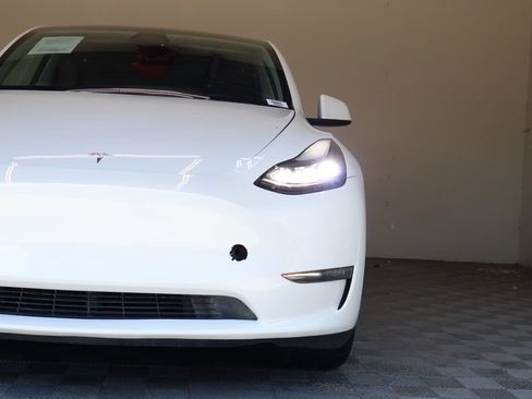 Used 2024 Tesla Model Y Long Range AWD/4WD image 5