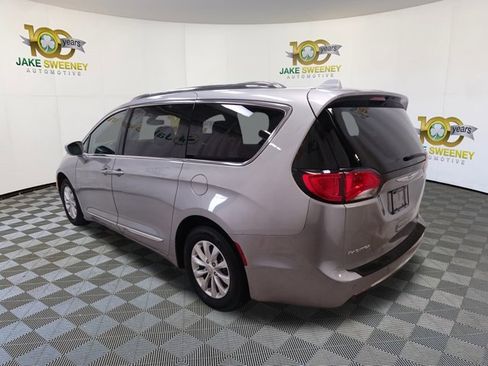 Used 2018 Chrysler Pacifica Touring-L image 7