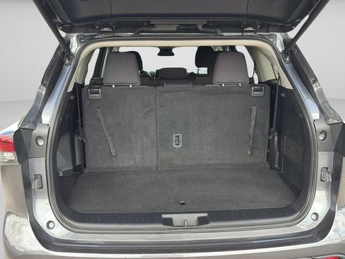 Used 2024 Toyota Highlander LE FWD image 13
