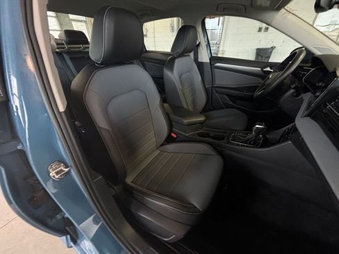 Used 2025 Volkswagen Jetta SE image 40