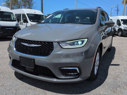 Used 2022 Chrysler Pacifica Touring-L FWD image 9