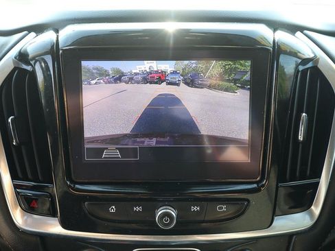 Used 2021 Chevrolet Traverse LT FWD image 18