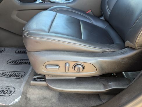 Used 2023 Chevrolet Traverse LT FWD image 24