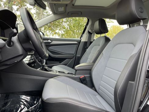 Used 2025 Volkswagen Jetta SE image 27