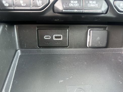 Used 2024 GMC Yukon SLT w/ SLT Luxury Package image 23