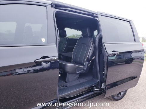 New 2026 Chrysler Pacifica Limited image 12