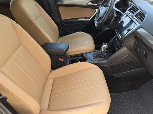 Used 2023 Volkswagen Tiguan SE w/ Panoramic Sunroof Package FWD image 11