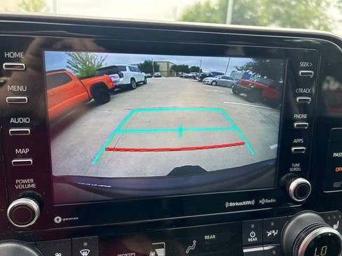 Used 2021 Toyota Highlander XLE AWD/4WD image 17