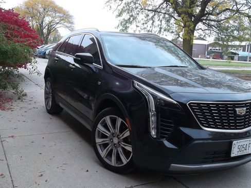 Used 2021 Cadillac XT4 Premium Luxury image 3
