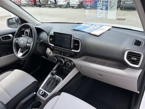 Used 2025 Hyundai Venue SEL FWD image 17