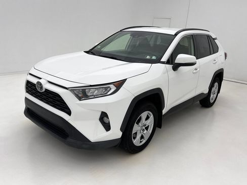 Used 2020 Toyota RAV4 XLE w/ XLE Grade Weather Package AWD/4WD image 4