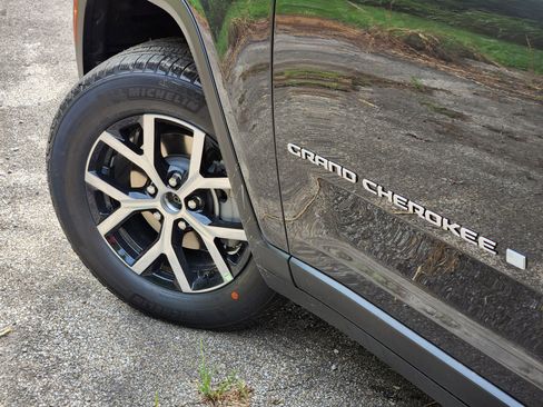 New 2025 Jeep Grand Cherokee Limited image 9