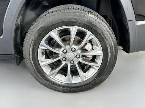Used 2019 Jeep Cherokee Latitude Plus FWD image 34