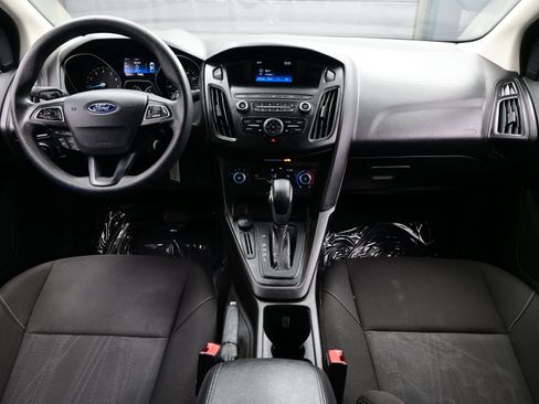 Used 2018 Ford Focus SE w/ SE Appearance Package FWD image 15