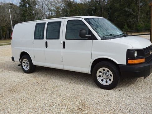 Used 2010 Chevrolet Express 1500 RWD image 16