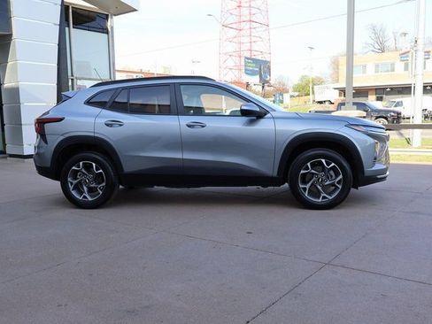 Used 2025 Chevrolet Trax LT FWD image 9