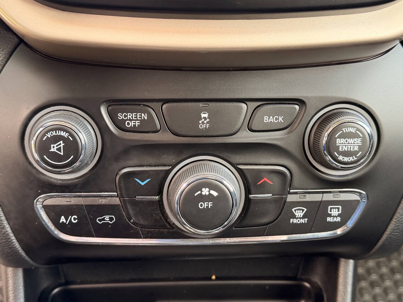 Used 2014 Jeep Cherokee Latitude w/ Cold Weather Group AWD/4WD image 19