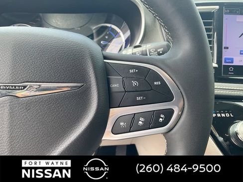 Used 2023 Chrysler Pacifica Touring-L FWD image 23