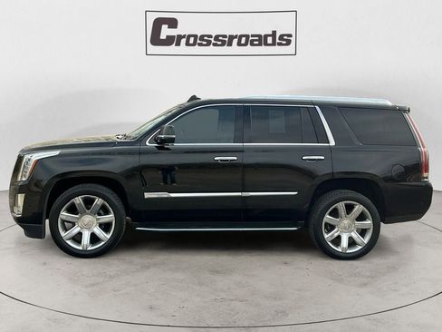 Used 2019 Cadillac Escalade Luxury image 2