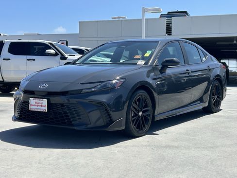 Used 2025 Toyota Camry SE FWD image 6