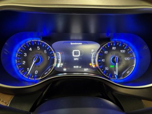 Used 2017 Chrysler Pacifica Limited image 12