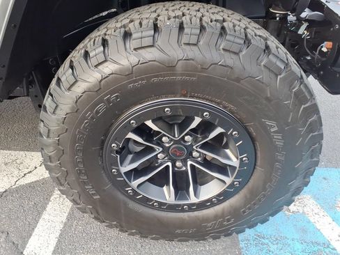 Used 2025 Jeep Wrangler Unlimited Rubicon AWD/4WD image 30