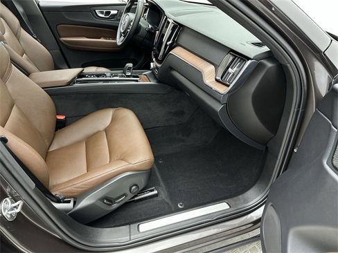 Certified 2024 Volvo XC60 T8 Plus w/ Protection Package Premier image 25