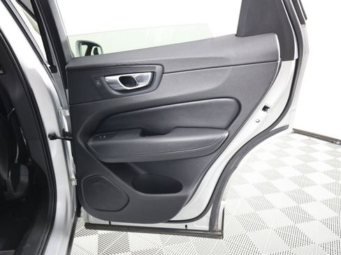 Used 2018 Volvo XC60 T5 Momentum w/ Vision Package image 22