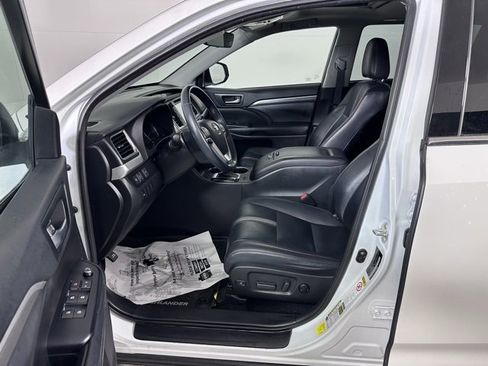 Used 2019 Toyota Highlander SE image 24